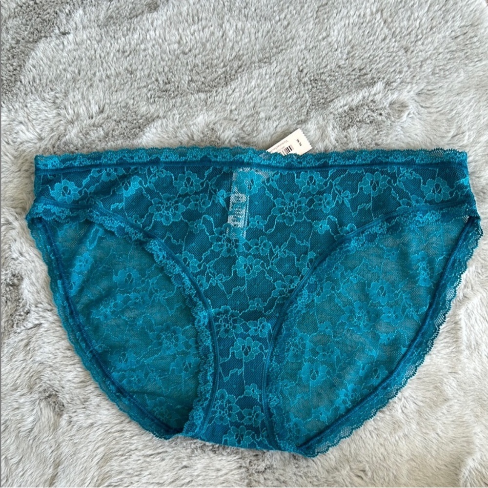 NWT Victoria’s Secret Lace Bikini Panty M